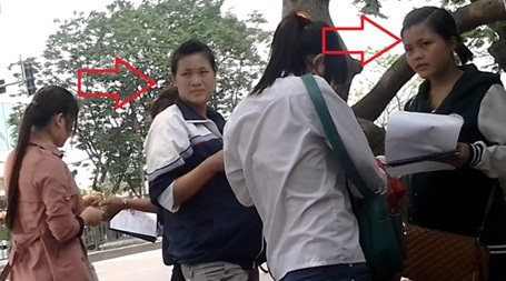 Hà Nội: Quét vét nhóm “nữ quái” lừa đảo bán tăm “nhân đạo” - 1 Các đối tượng khi còn lộng hành tại cổng trường đại học.