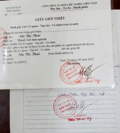 Hà Nội: Quét vét nhóm “nữ quái” lừa đảo bán tăm “nhân đạo” - 4 Các nhà hảo tâm sẽ được ghi tên trong danh sách sơ sài thế này.