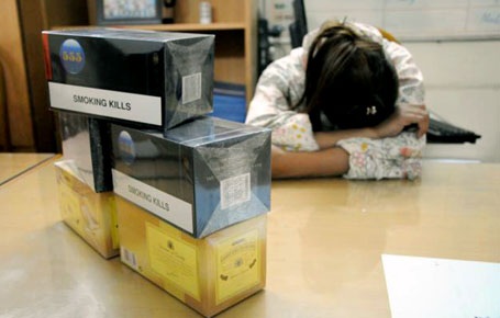 Các đối tượng xé lẻ thuốc lá lậu, vận chuyển về Hà Nội.