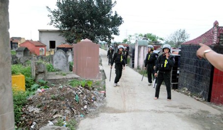 Nơi mở sới nằm sâu trong nghĩa trang.