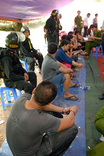 Các con bạc, trong đó có nhiều phụ nữ, bị bắt giữ.