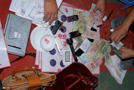 Cảnh sát thu giữ hơn 300 triệu đồng tại sới bạc.