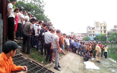 Thiếu nữ tự tử ở hồ sát đại học Y Hà Nội - 1 Nhiều người dân hiếu kỳ tập trung quanh bờ hồ chứng kiến vụ việc.