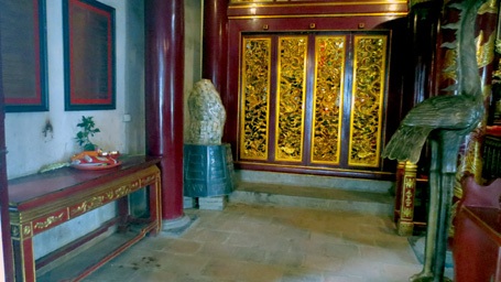 Hòn đá “lạ” ở Đền Hùng: “Bỏ lọt” hồ sơ quản lý - 1 Hòn đá lạ được đặt ở trong cùng bên trái đền Thượng.