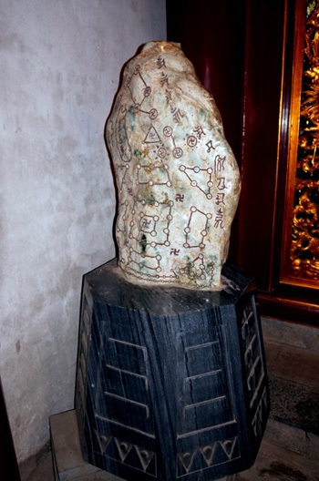 Hòn đá “lạ” ở Đền Hùng: “Bỏ lọt” hồ sơ quản lý - 2 Hình dáng hòn đá giống cánh buồm, ngự trên bệ hình bát quái.