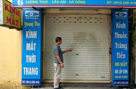 Hoang mang vì bị “khủng bố” bằng “bom bẩn” lúc nửa đêm - 1 Những vệt sơn còn in trên cửa cuốn.