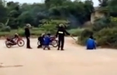 Hình ảnh 2 nam thanh niên quỳ gối, 1 thanh niên ngồi bệt dưới đường. (Ảnh cắt từ clip)