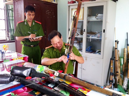 Học sinh dạy nhau làm súng tự chế sát thương khủng khiếp - 2 Công an huyện Tiên Phước kiểm tra các súng tự chế thu giữ