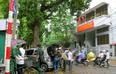 Hà Nội: Xế hộp đè bẹp xe máy dưới gầm - 1 Xế hộp lao thẳng lên vỉa hè, tông vào bức tường rào.