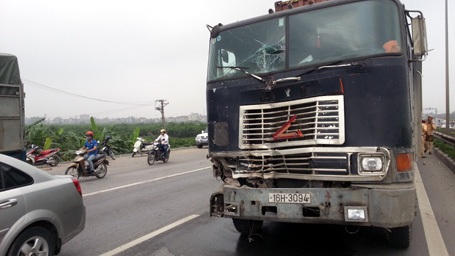 Hà Nội: Thiếu úy CSGT bị kéo lê dưới gầm container - 1 Đầu xe container bị móp méo.