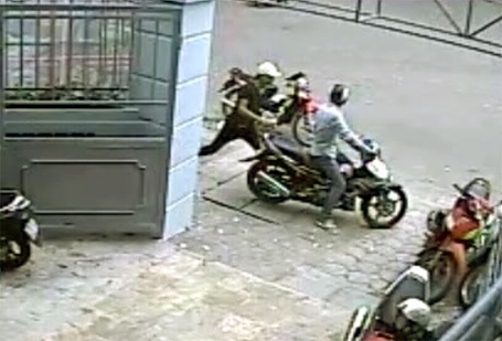 Màn “ảo thuật” “rút ruột” điện thoại hạng sang của bộ đôi siêu trộm - 3 Nhảy lên xe máy tẩu thoát.