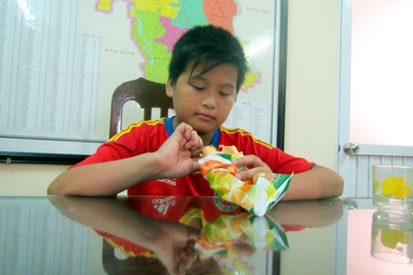 Hà Nội: CSGT giúp cháu bé lạc giữa trời nắng tìm gia đình - 1 Cháu Nam được các chiến sỹ mua cho đồ ăn.