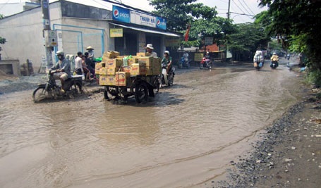 Đường Võ Văn Vân xuống cấp hơn 1 năm nay.
