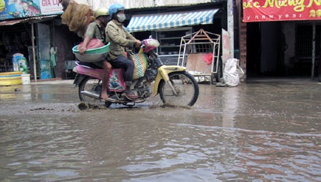 Trời nắng nhưng đường vẫn luôn ngập nước.