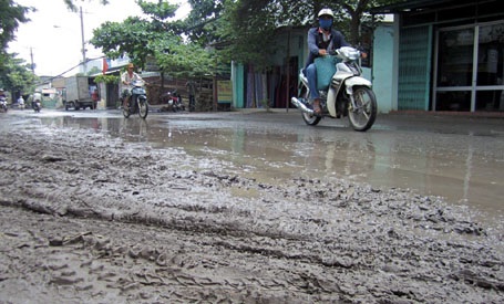 Nhiều vũng sình tạo thành cái bẫy chết người.