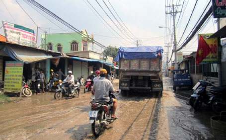 Những chiếc xe quá tải đang ngày đêm phá nát con đường.