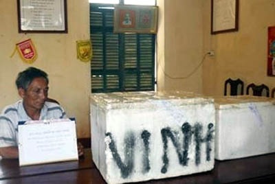 Vừa ôm thuốc nổ ra khỏi nhà đã bị bắt giữ - 1 Đối tượng Trần Quang Vinh (ảnh: Trần Văn)