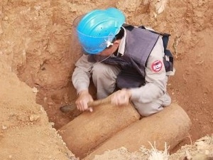 Xử lý 2 quả bom hàng trăm kilôgam ở ven sông Hồng - 1 Xử lý bom còn sót lại sau chiến tranh. (Ảnh: Hồ Cầu/TTXVN)