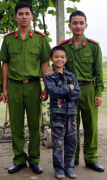 Hai chiến sỹ trẻ và cháu Lương Kim Quy.