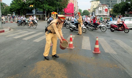 Hà Nội: CSGT quét dọn đường, xóa bẫy “tử thần” - 2 Dải cát, xóa bẫy tử thần.