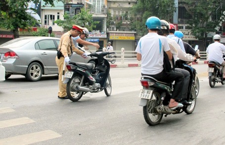Hà Nội: CSGT quét dọn đường, xóa bẫy “tử thần” - 1 Nhiều người đi đường vồ ếch được CSGT giúp đỡ.
