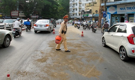 Hà Nội: CSGT quét dọn đường, xóa bẫy “tử thần” - 3 Dải cát, xóa bẫy tử thần.