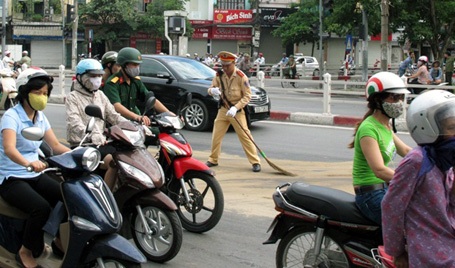 Hà Nội: CSGT quét dọn đường, xóa bẫy “tử thần” - 4 Quét dọn cho kịp giờ người dân đi làm.