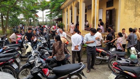 Người dân nô nức mang xe đến trụ sở UBND xã Xuân Phú làm thủ tục sang tên đổi chủ.