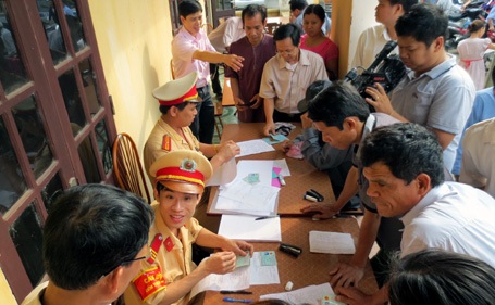 Người dân được các chiến sỹ CSGT tận tình hướng dẫn các thủ tục cần thiết.