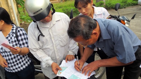 Phấn khởi kê khai thông tin.