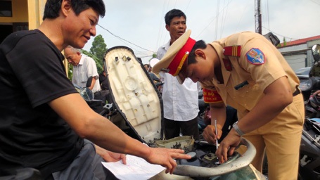 Việc cà số khung, số máy được thực hiện ngay tại sân ủy ban.