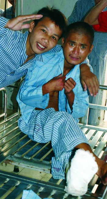 Bài 3: Vì sao cứ phải lăn xả đi cứu… “người điên”?