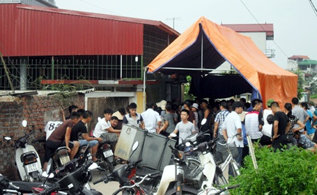 Hà Nội: Nữ chủ lò mổ gà bị sát hại dã man tại nhà riêng - 1 Nhiều người tập trung quanh hiện trường vụ việc.