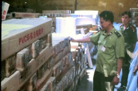 Lực lượng chức năng kiểm tra lô hàng nhập lậu.