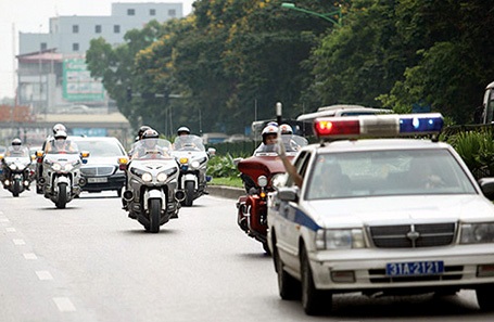 Đoàn mô tô phân khối lớn và chiếc ô tô biển xanh hộ tống Nick Vujicic tại Hà Nội - Ảnh: Nam Anh