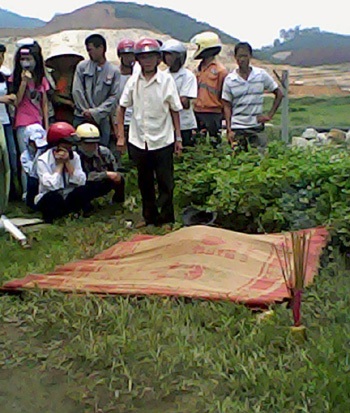 Dùng mìn giải quyết mâu thuẫn vợ chồng giữa đường quốc lộ - 1 Hiện trường vụ nổ.