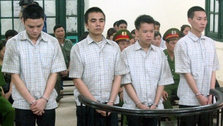 Tử hình kẻ chủ mưu nổ mìn cướp tiệm vàng ở Hà Nội - 1 Tạ Văn Thanh (thứ 2 từ trái sang) được xác định là kẻ chủ mưu vụ nổ mìn cướp tiệm vàng Hoàng Tín.