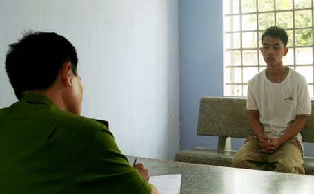 Gã hàng xóm 17 tuổi giết nữ bác sĩ dã man bằng 52 nhát dao - 1 Hung thủ Phạm Văn Lý tại cơ quan công an