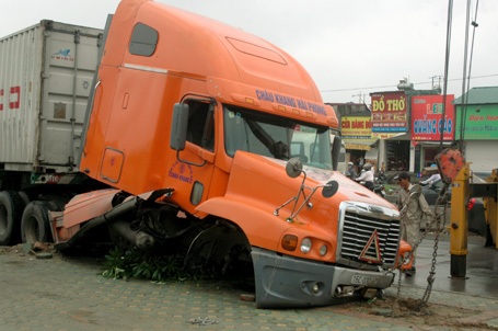 Chiếc xe nằm gục giữa đường.