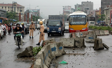Một đoạn dải phân cách bị hất tung.