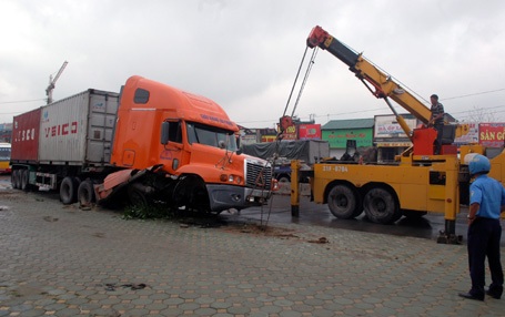 Xe cứu hộ giải cứu chiếc xe bị nạn.