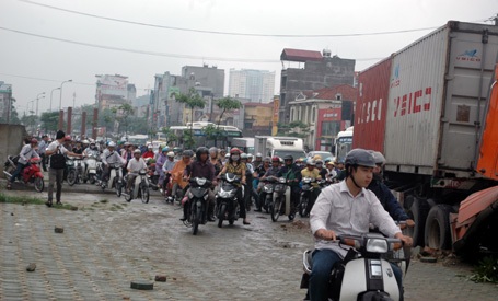 Giao thông ùn ứ sau vụ tai nạn.