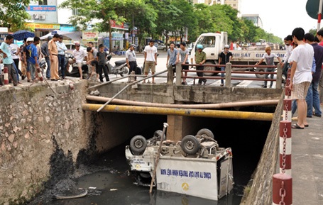 Chiếc xe tải nằm ngửa dưới mương.