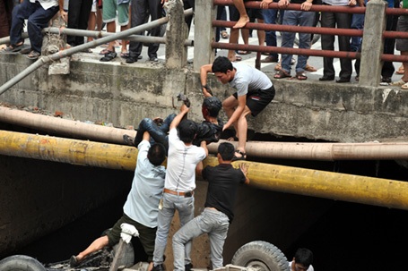 Tài xế xe tải may mắn được người dân giải cứu.