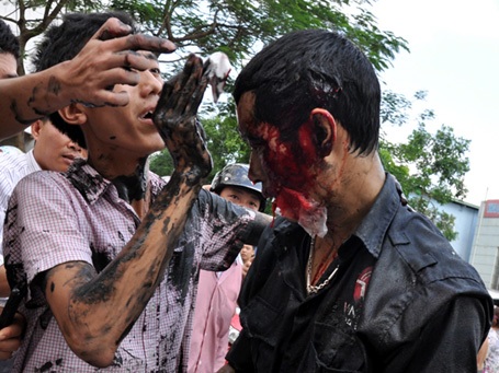 Tài xế xe tải may mắn được người dân giải cứu.