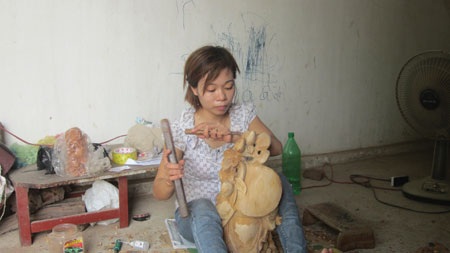 Lạ lùng làng điêu khắc “độc nhất vô nhị” ở Hà thành - 4 Một nữ điêu khắc đang chăm chút sản phẩm của mình