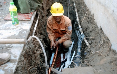 Công nhân điện lực khắc phục sự cố do máy khoan thăm dò địa chất gây ra.