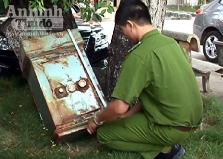 Phi vụ để đời của gã trai trộm két bạc tiền tỷ ở nhà bạn gái - 3 Chiếc két bạc bị trộm