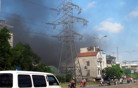 Khói mù mịt khiến người đi đường hoảng hốt.