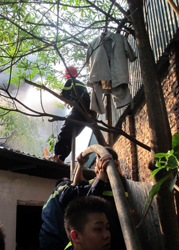 Lực lượng PCCC tiếp cận từ nhiều hướng.